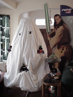 Qui-Gon, ready to use the FORCE to keep Hallowe'en Tree in line!